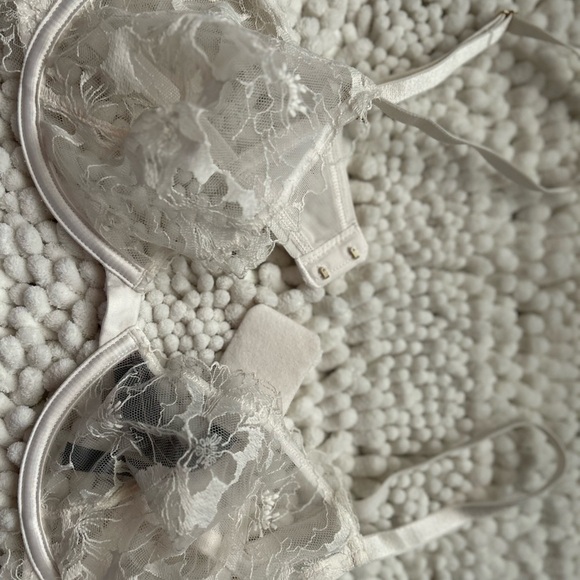 Victoria's Secret Lace Bra in Cream - Picture 5 of 12